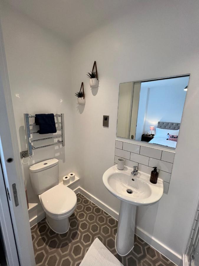 Modern 2 Bedroom Apt Sleeps 6 - Near Gloucester Zewnętrze zdjęcie