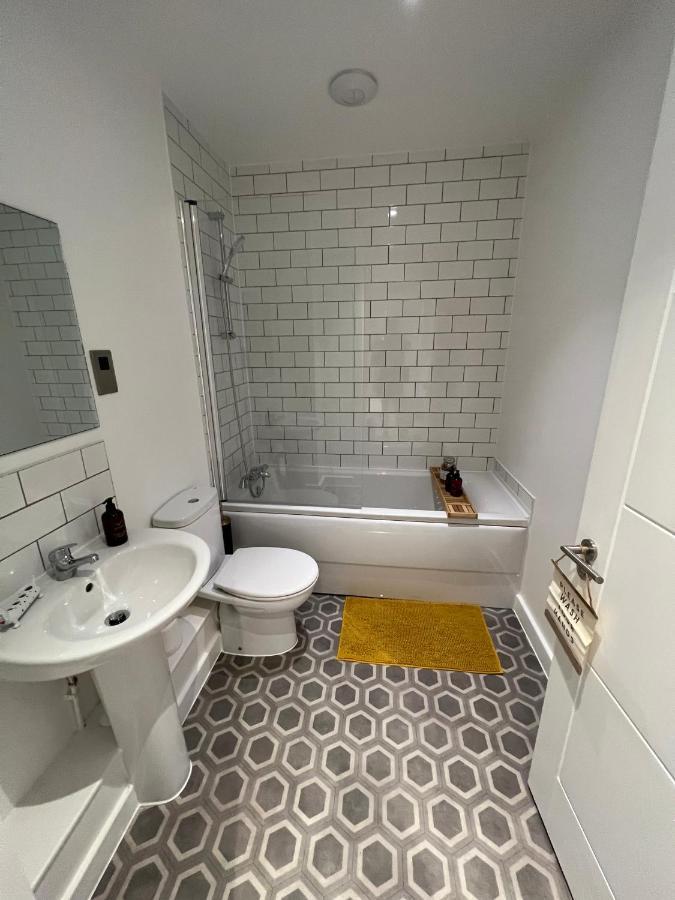 Modern 2 Bedroom Apt Sleeps 6 - Near Gloucester Zewnętrze zdjęcie